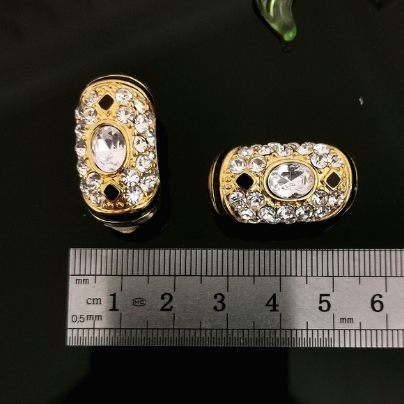 Vintage Oscar De Le Renta Gold Plated Earrings with Swarovski Crystal andEnamel - Picture 4 of 9
